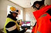 Rakentamisen digitalisaatio. Työmiehet tarkistelevat mallinnusta tietokoneen näytöltä.
