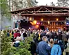 Yleisö seuraa muusikoiden esitystä Haapavesi Folk -tapahtumassa.