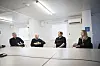 Rakennuttamispäällikkö Frej Werner, Microsoft Finlandin toimitusjohtaja Teemu Vidgrén, Kirkkonummen työmaan rakennuspäällikkö Jyri Juvalainen ja yhteyspäällikkö Laura Kuokkanen istuvat pöydän ääressä vaaleassa neuvottelutilassa Microsoftin datakeskustyömaalla.