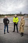 Kolme ihmistä seisoo Microsoftin datakeskustyömaalla Kirkkonummella työmaa-alueen reunalla.