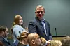 Petteri Orpo seisoo valtuustosalissa muiden edustajien ympäröimänä.