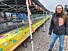 Tapahtumakoordinaattori Johanna Rautio Raahesta pystytti pöytiä Oulun Hallituskadulla lauantaina. Pöytärivistön pituus on kilometri.